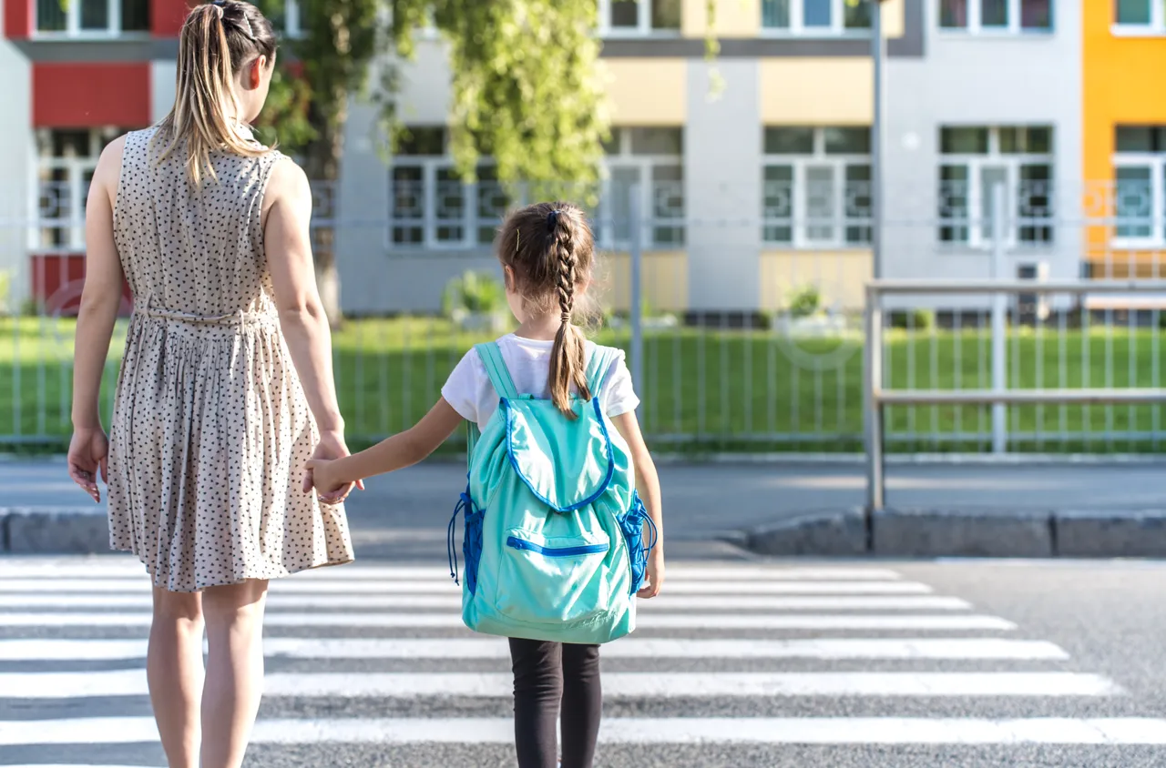 Светлоотразителни гривни за всички първокласници в Перник