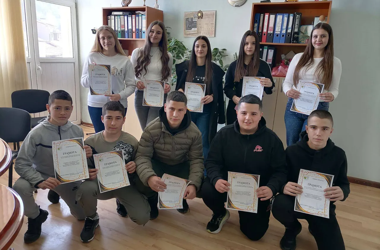 Ученици от Якоруда с грамоти за активно участие в общоградски инициативи