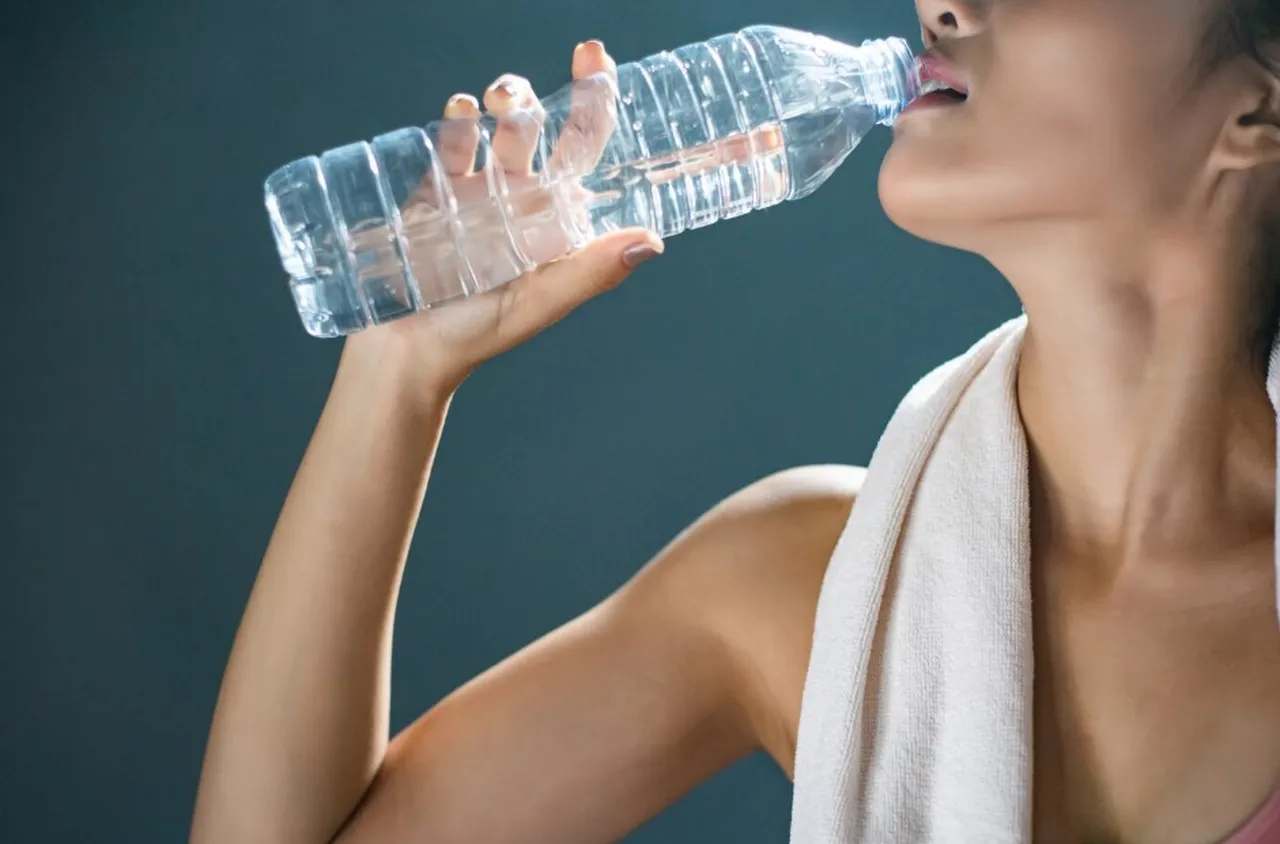 Коя течност хидратира най-добре тялото