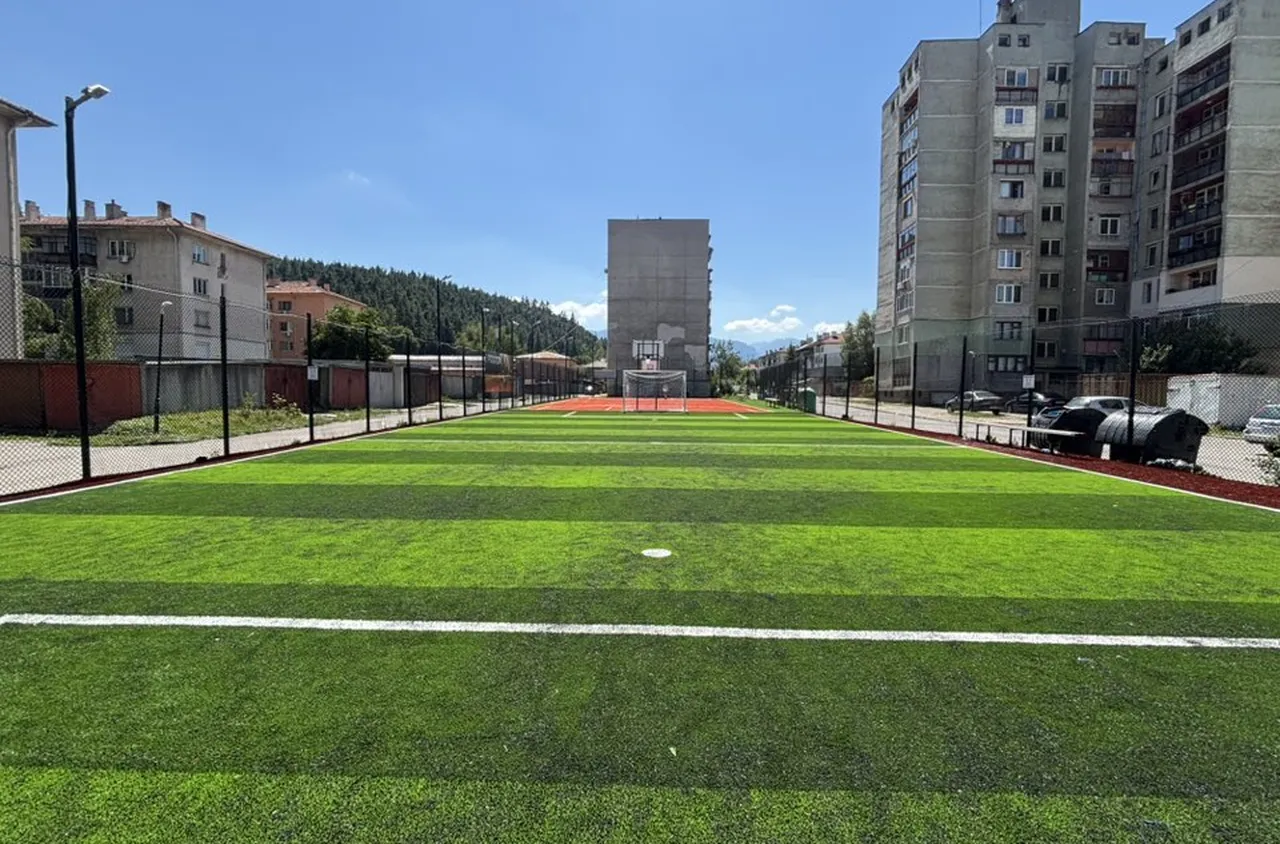 Ново осветление и настилка на спортната площадка в кв. "Възраждане"