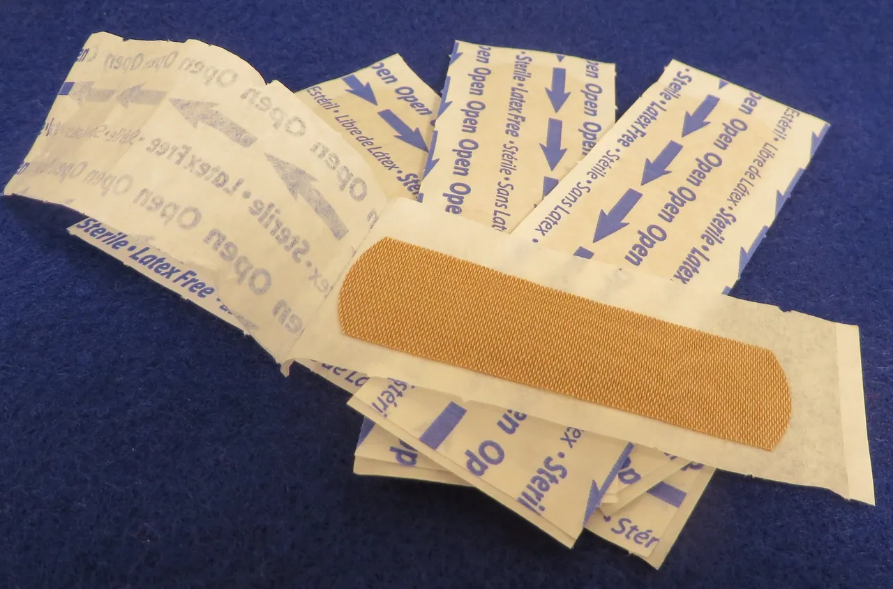 Създадоха "умна" лепенка, която сама разпознава и лекува рани