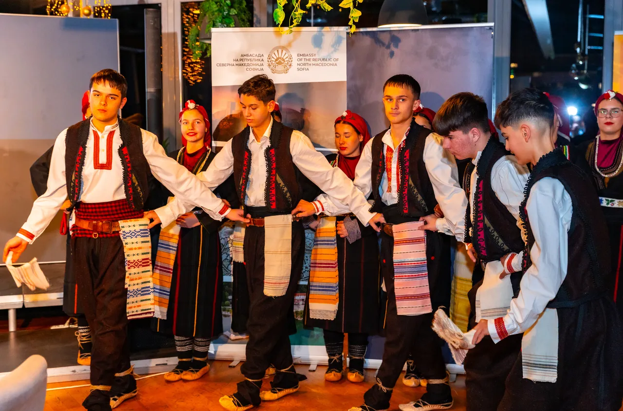 „Копачката“ – емблематичния македонски танц, вписан в списъка на UNESCO, завладя "Вечерите на Балканите- Северна Македония"