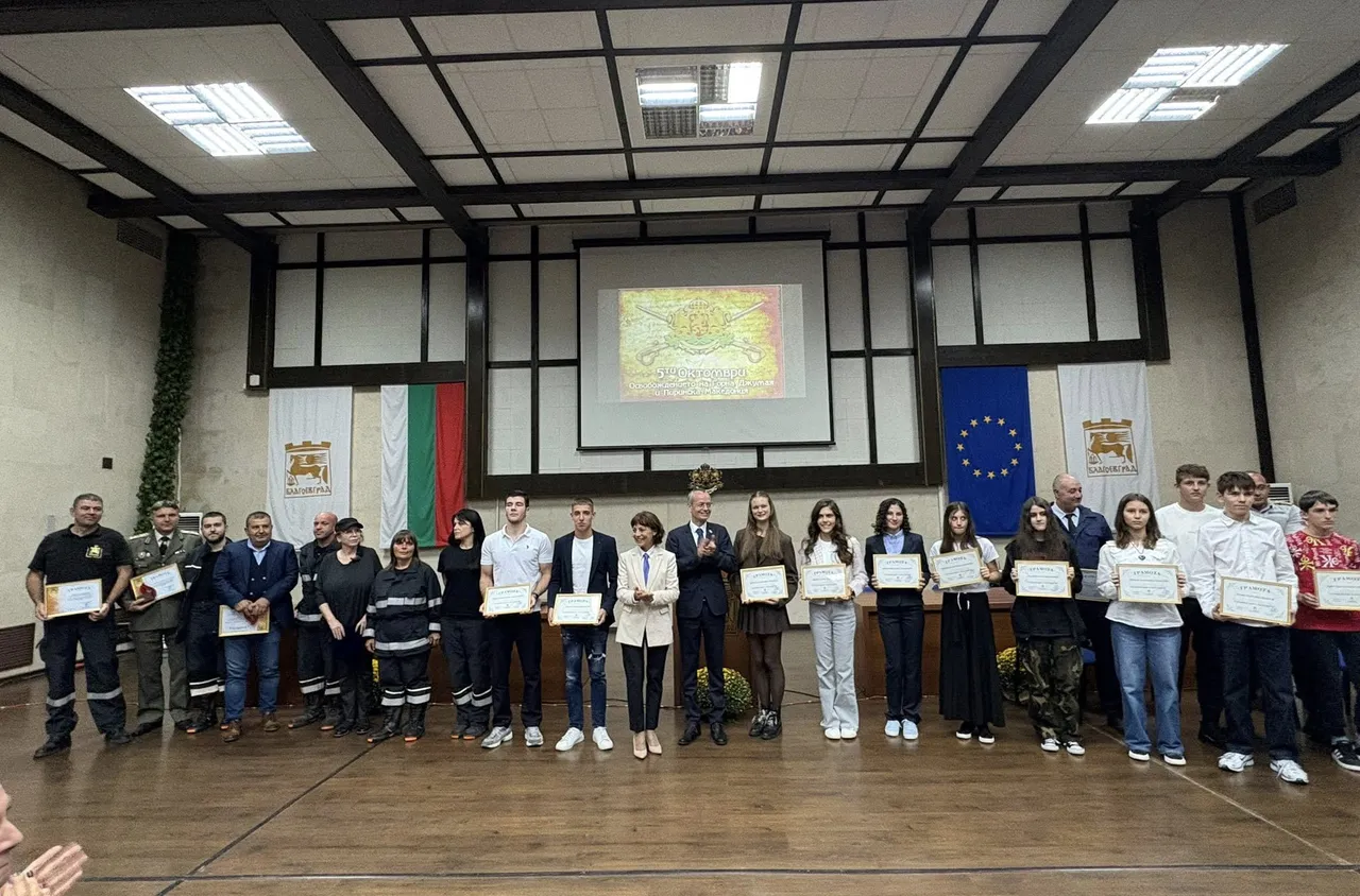 На тържествена сесия на Общинския съвет отличиха талантливи деца и герои на Благоевград