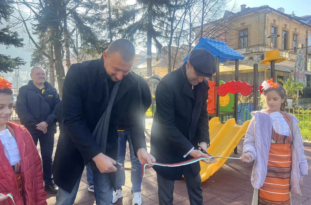 Откриха нова детска площадка в центъра на Кюстендил
