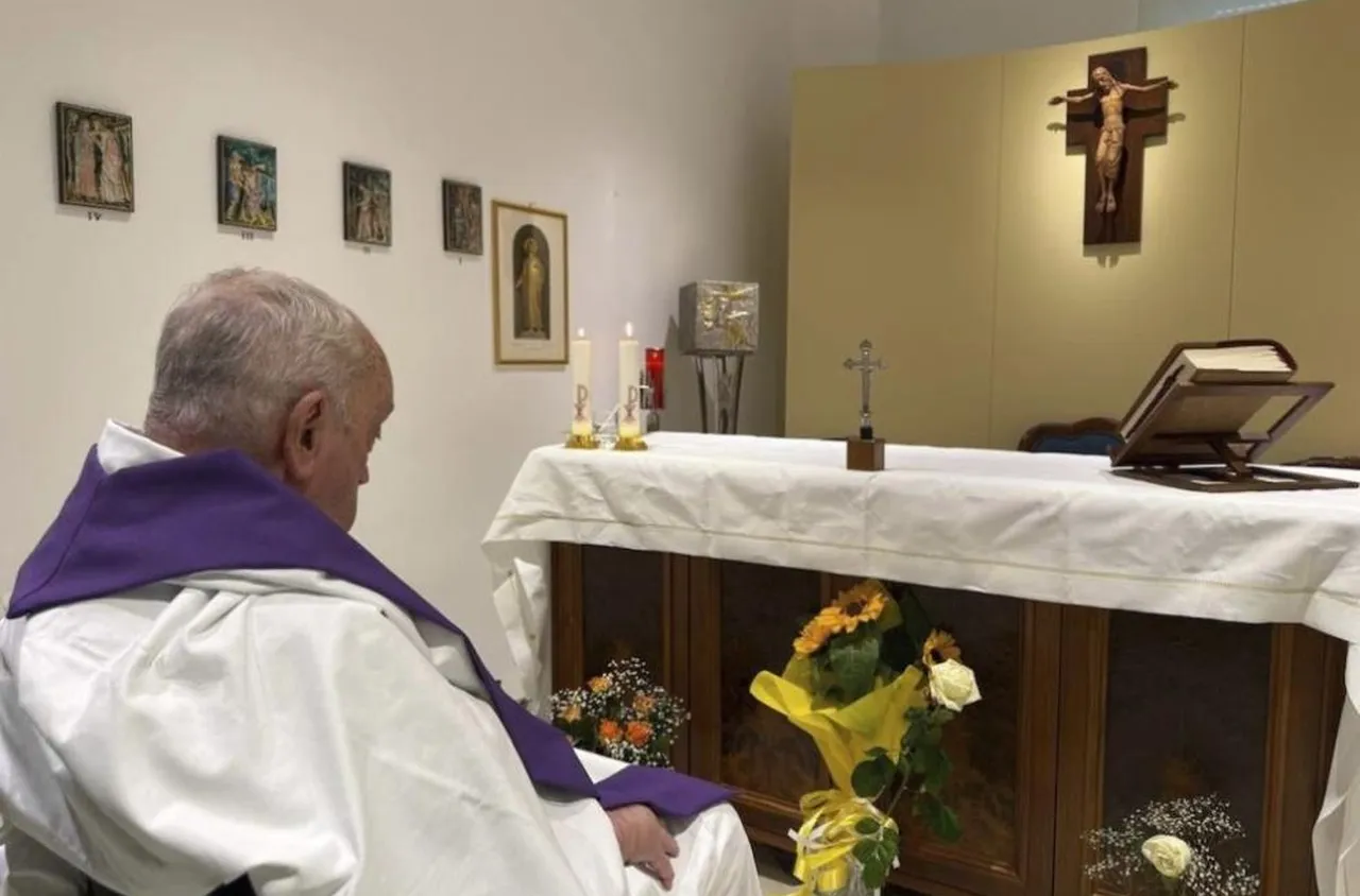 За първи път Ватиканът публикува снимка на папа Франциск от болницата