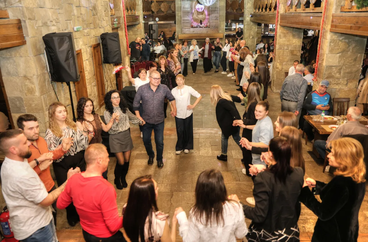 Община Банско организира празнична вечеря за самодейците от общината/снимки/