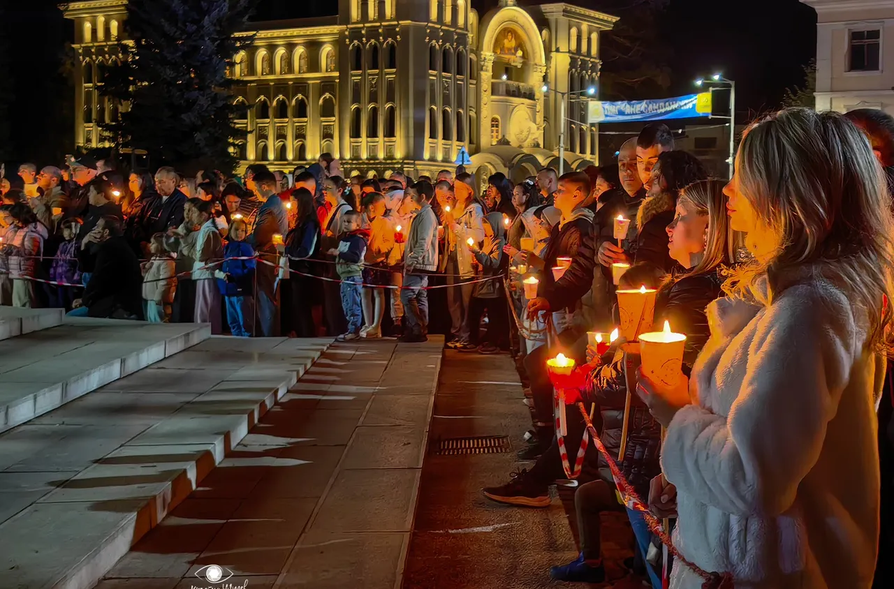 Традиционно посрещане на  "Живия огън" на площада в Гоце Делчев