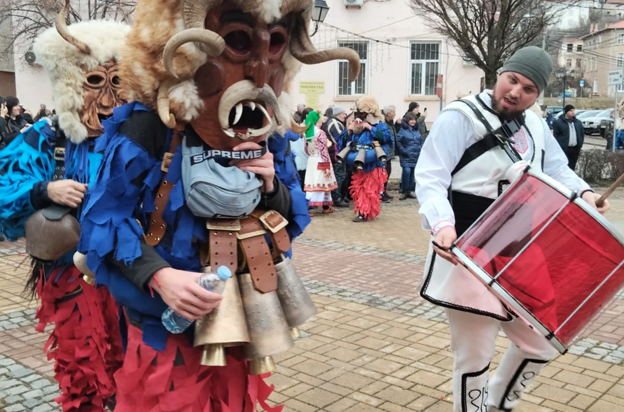 Маскараден празник събра жители и гости в Трън