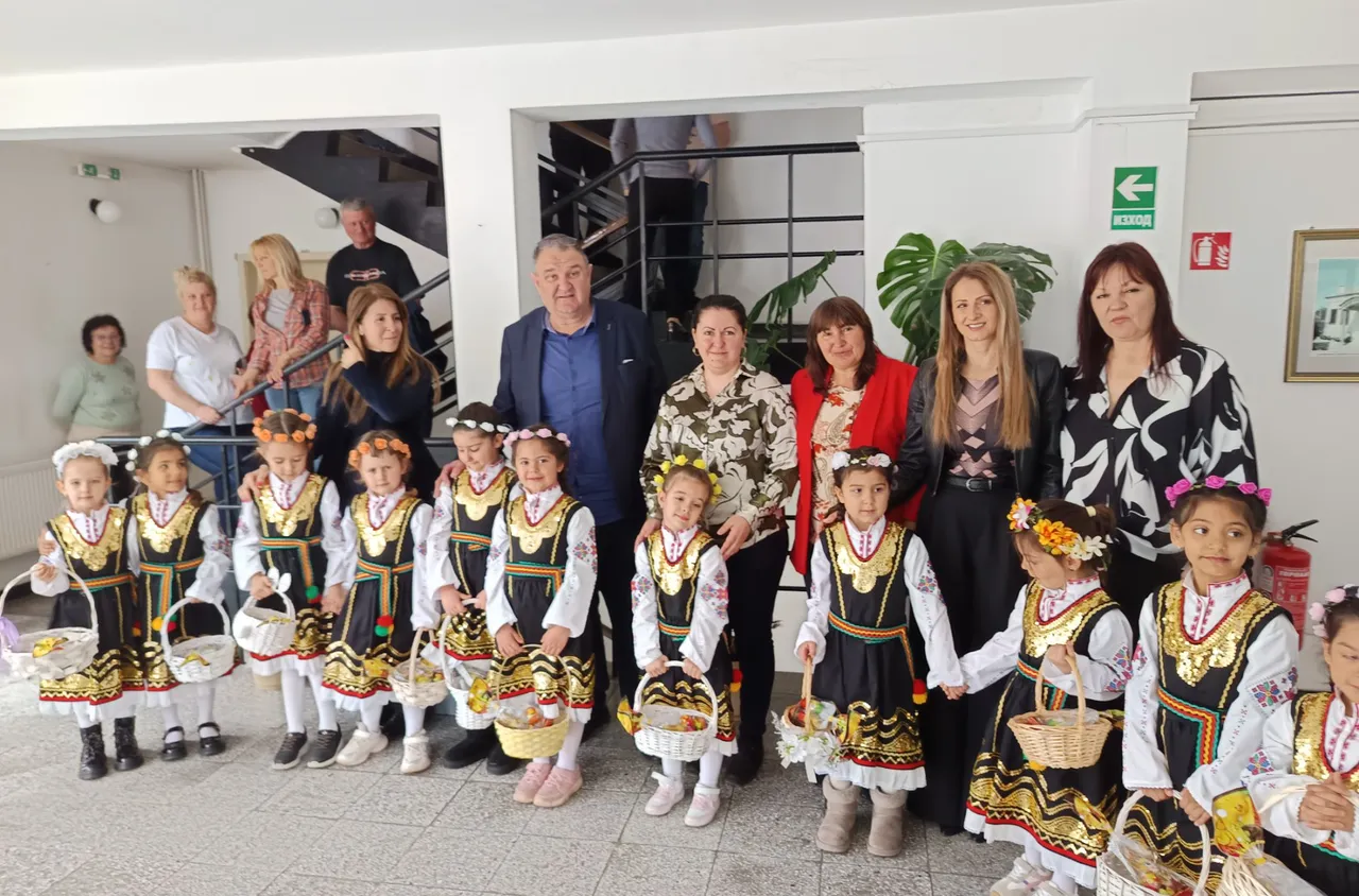 Малки лазарки внесоха празнично настроение в сградата на община Сапарева баня