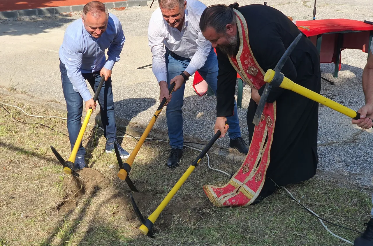 Направиха първа копка на ново мини футболно игрище в Сандански