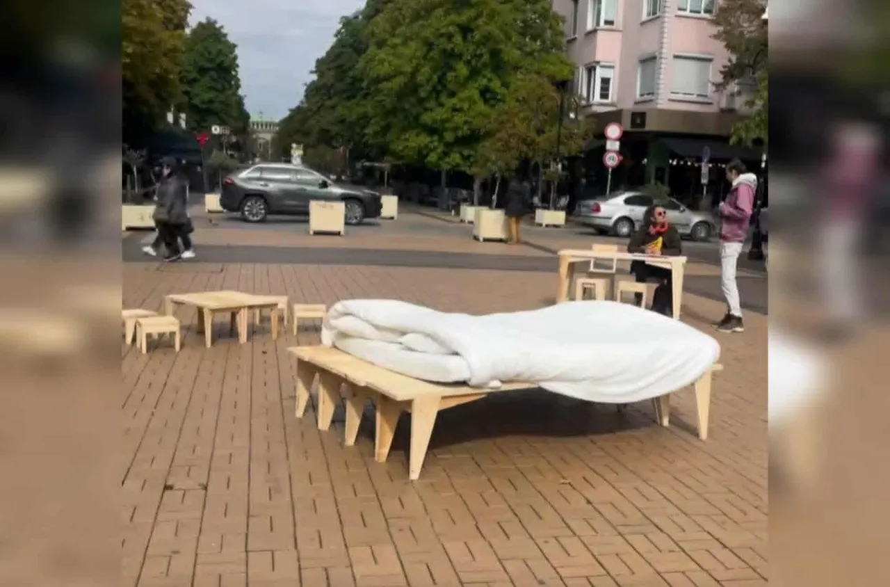 Спални със завивки и възглавници се появиха на бул."Витоша“ в София