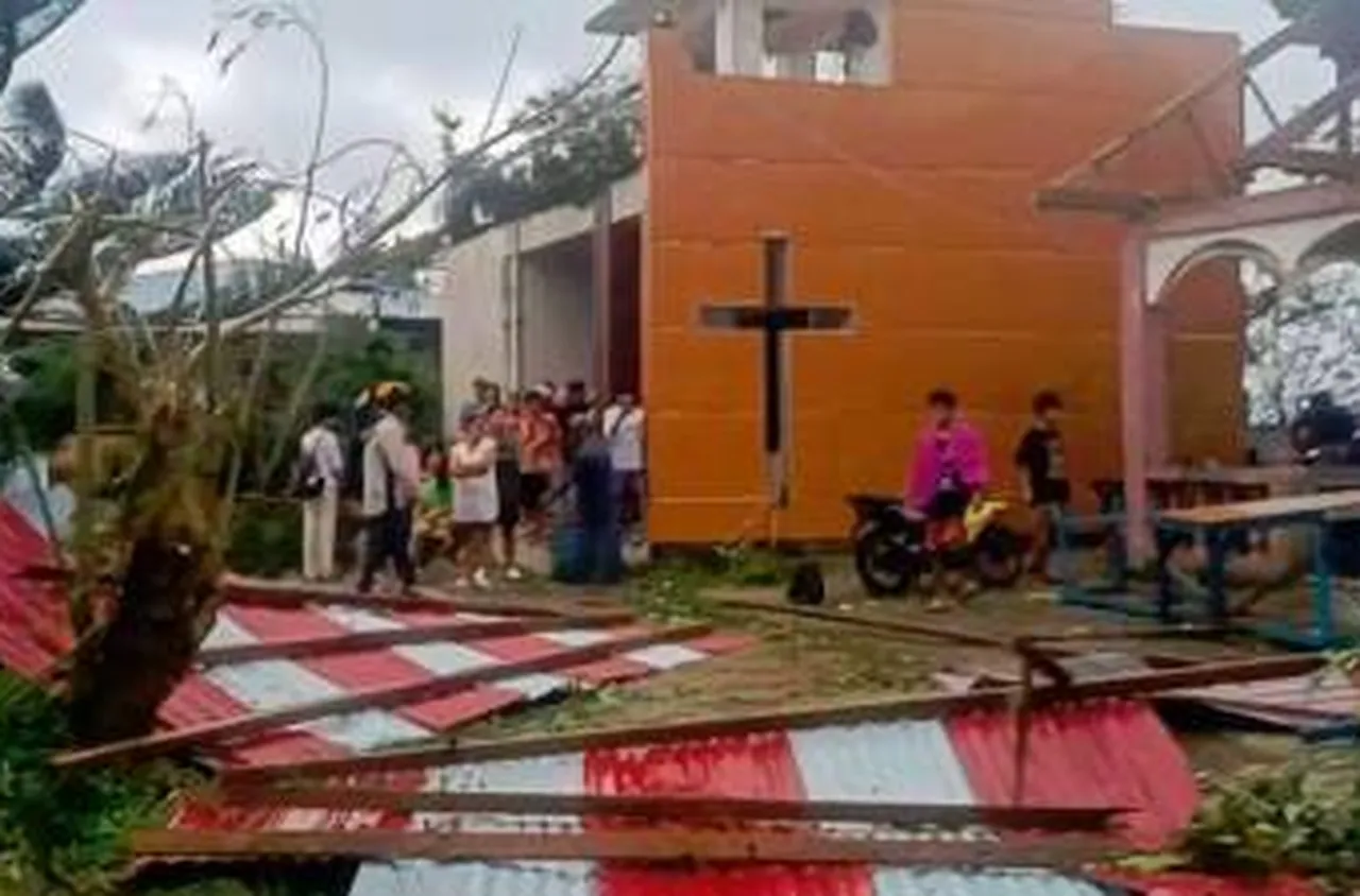 Загинали и 400 000 евакуирани при силна буря във Филипините 