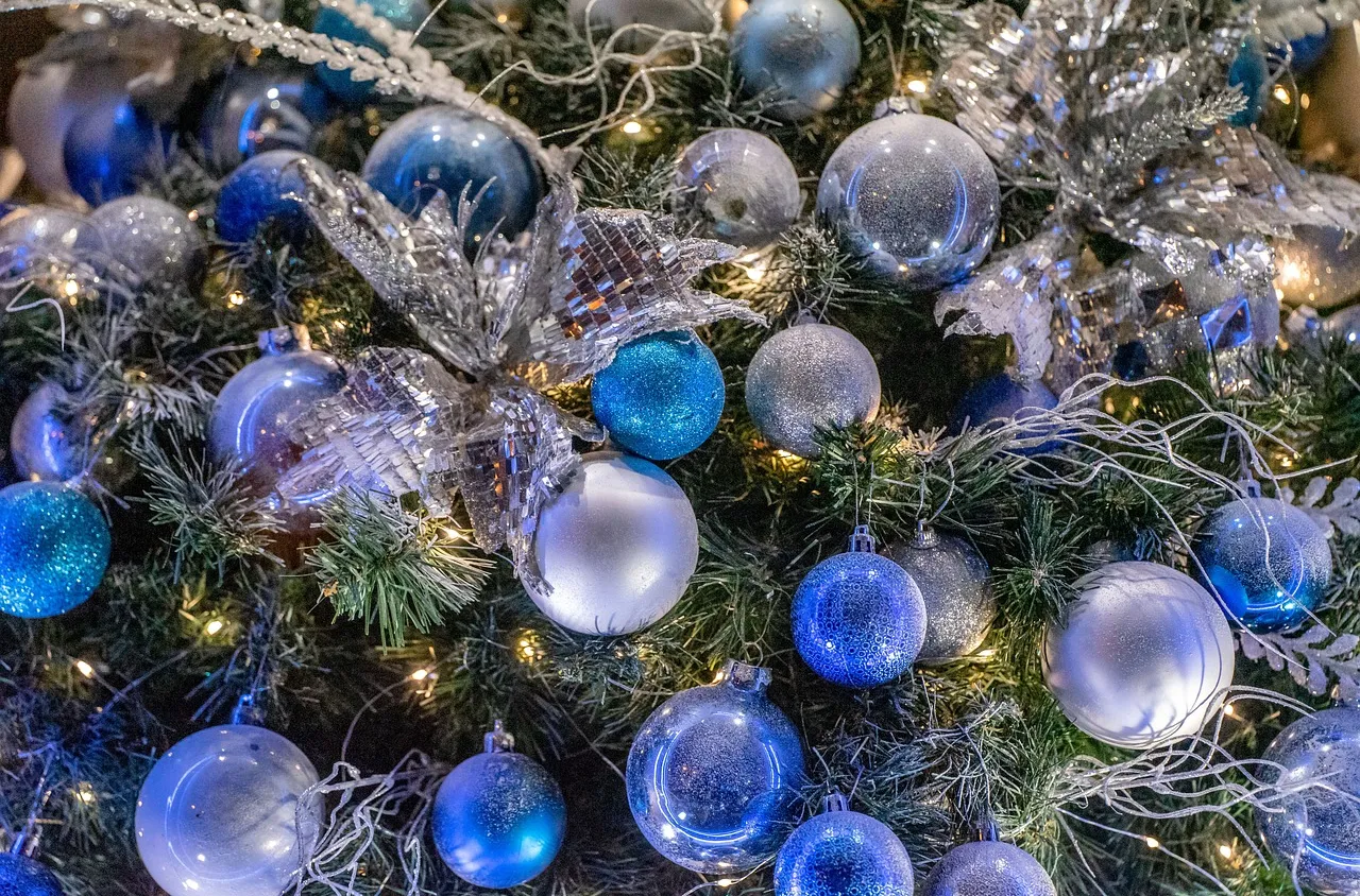 Дядо Коледа посреща децата пред Общината в Дупница