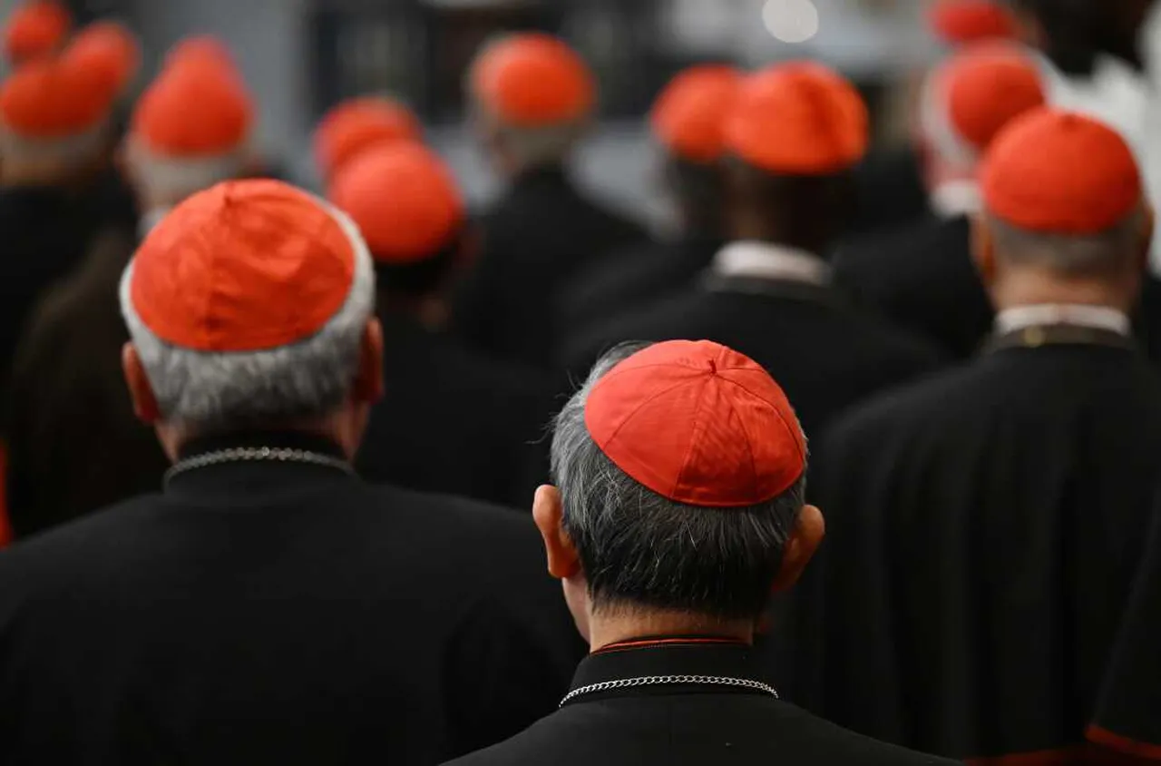 Двама кардинали се оттеглиха от конклава за нов папа