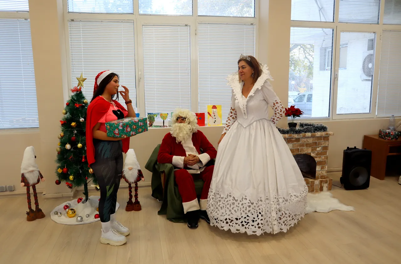  Дядо Коледа зарадва децата от Центъра за социална рехабилитация и интеграция в Струмяни