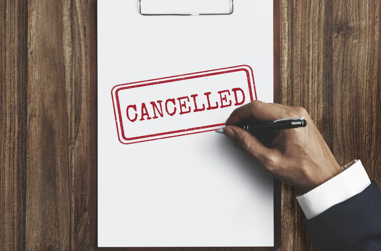 Всички полети от и до Дубай са спрени до второ нареждане