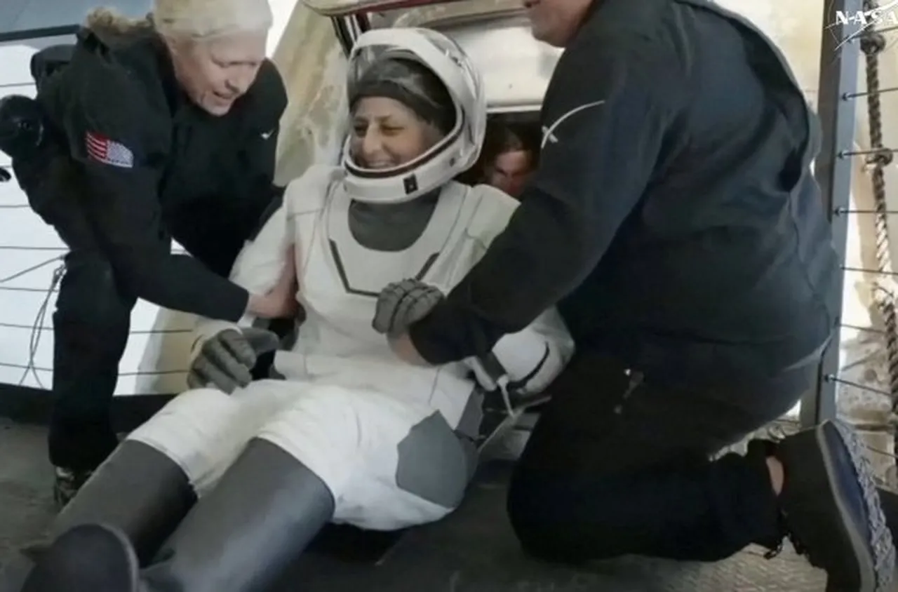Блокираните в космоса астронавти се завърнаха на Земята