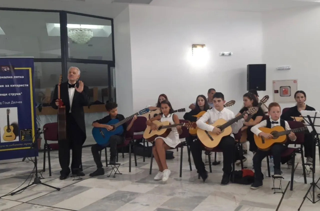 Лятната академия „Пеещи струни“ събра млади китаристи в Гоце Делчев
