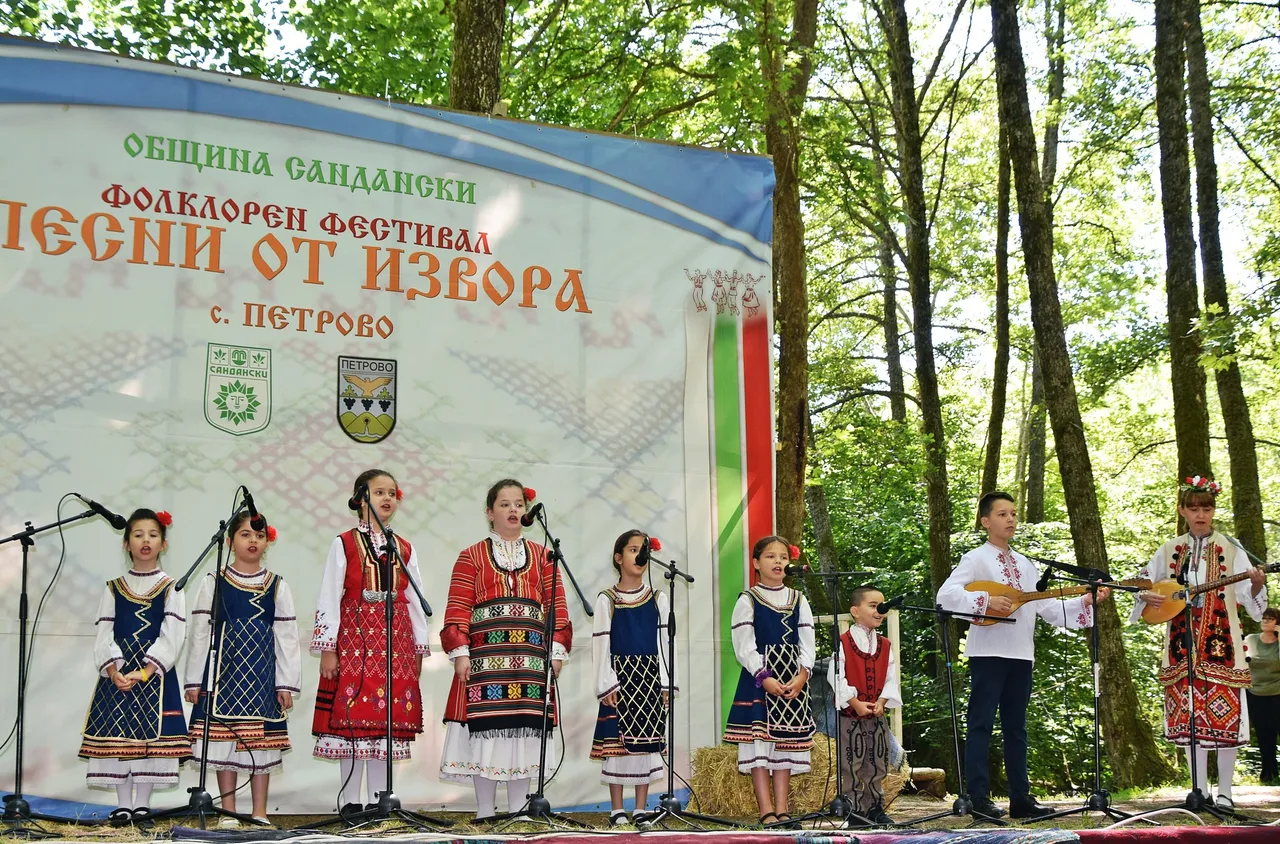 "Песни от извора" в Петрово се превърна в празник на българската традиция/снимки/