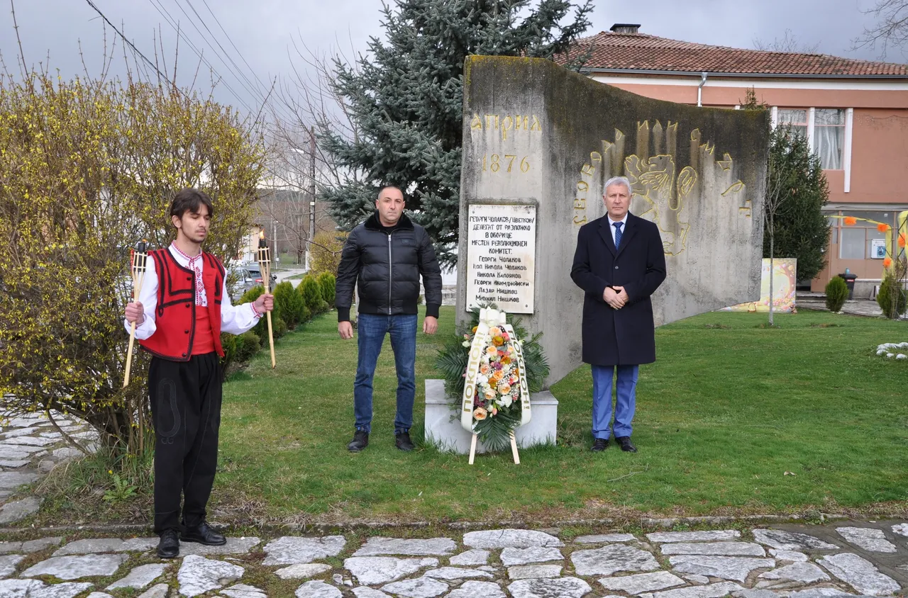 Почит към героите от Априлското въстание в Долно Драглище