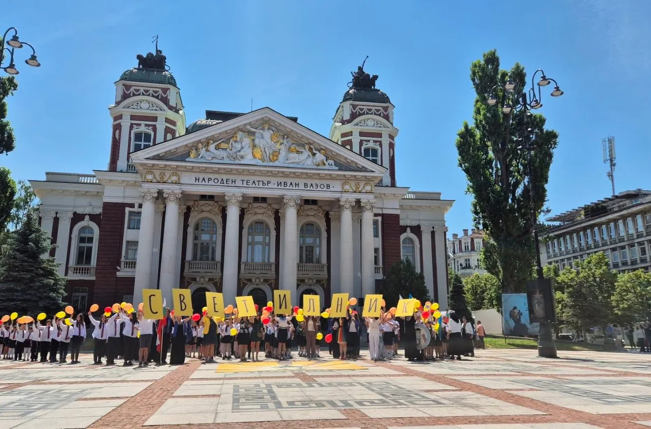 СУ "Отец Паисий“ – Самоков представи новия си училищен химн в Народния театър