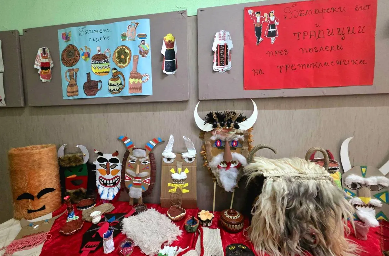 Ученици от Петрич представиха изложбата "Бит и традиции през погледа на третокласника"