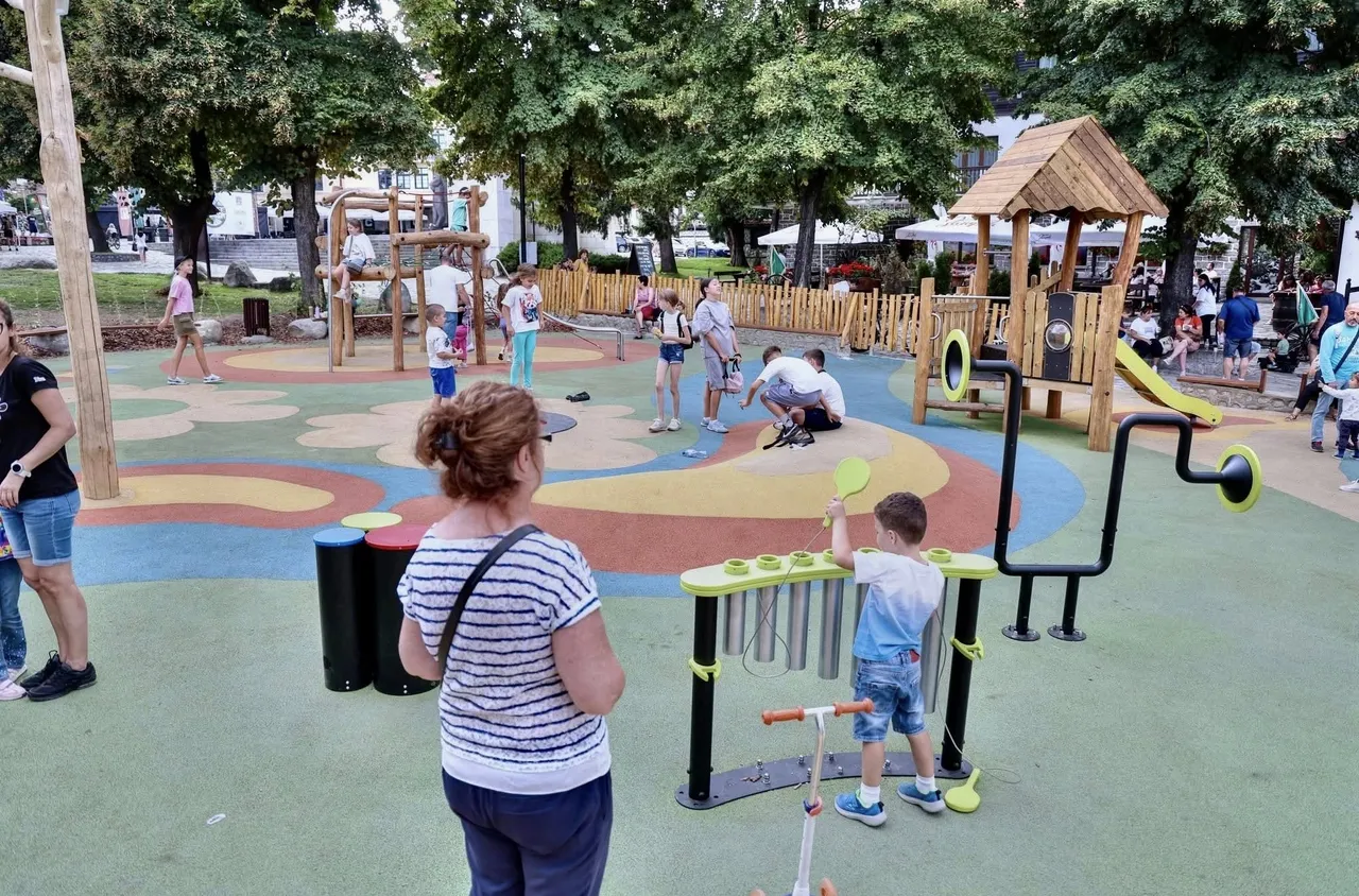 Обновиха площадката в центъра на Банско