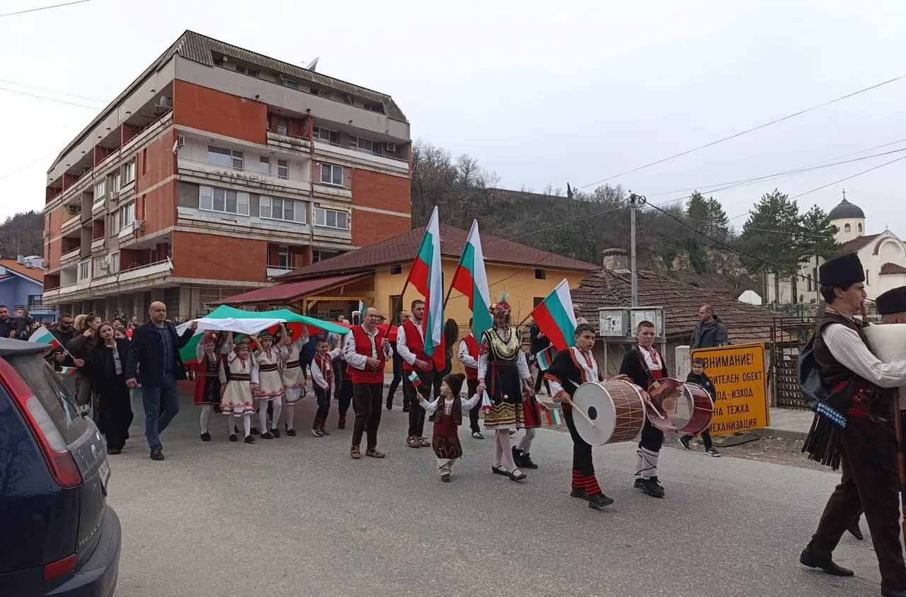 Белово отбеляза тържествено 3 март с шествие на огромен трибагреник