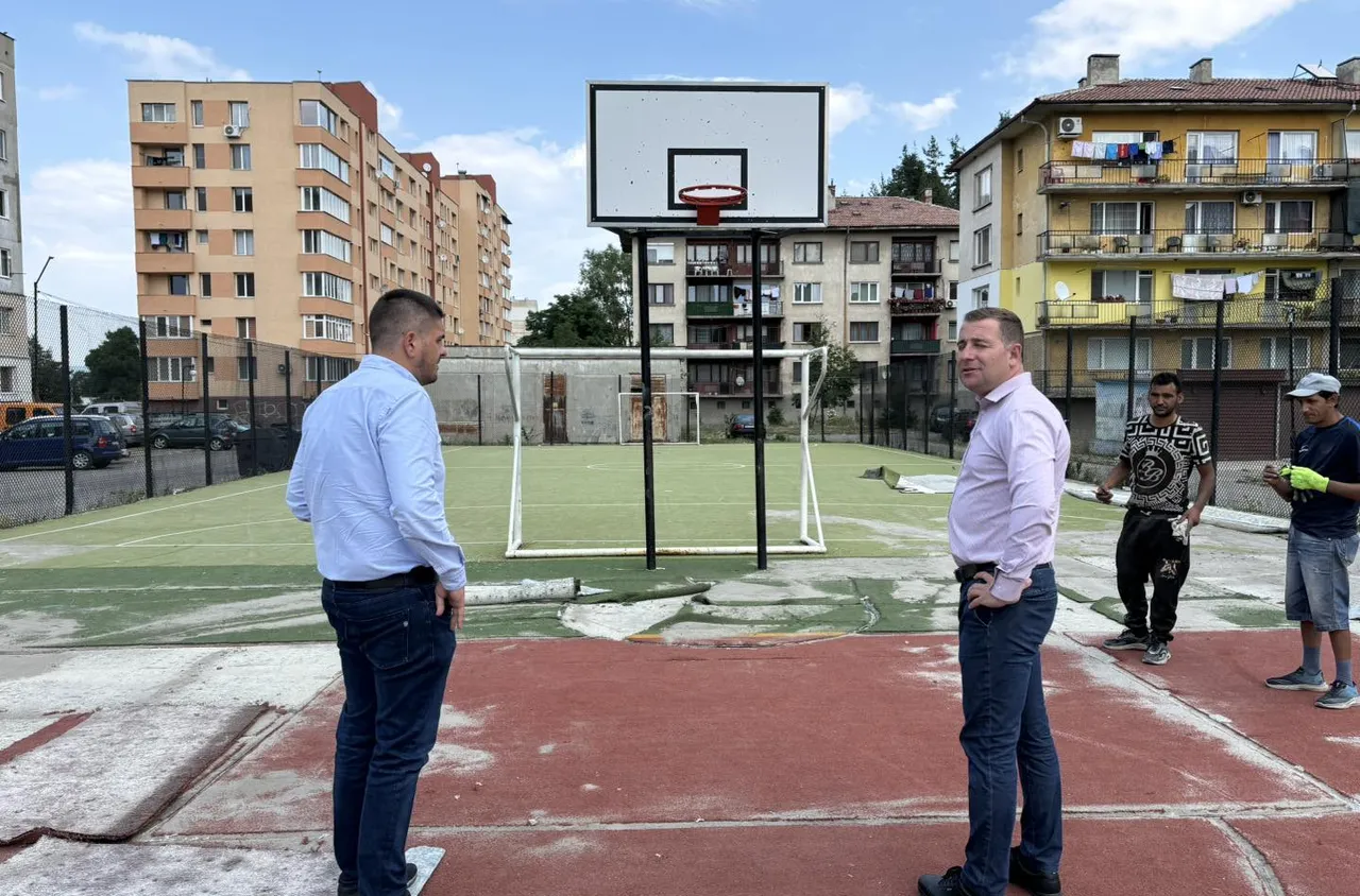Започна ремонтът на спортната площадка в кв. "Възраждане" в Самоков
