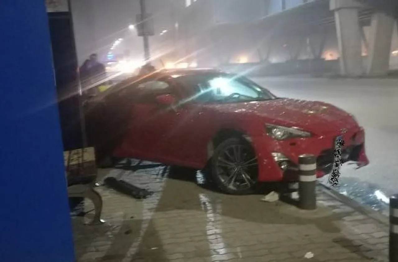 Кола връхлетя върху спирка с хора в София