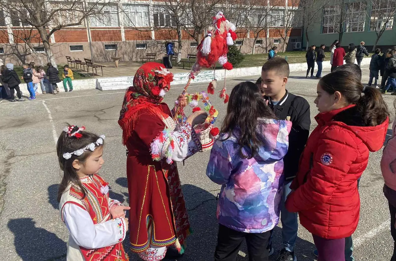 Баба Марта зарадва учениците в Хаджидимово
