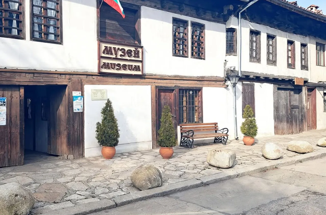 Разлог показва носии и накити от колекцията на проф. Любомир Пенев