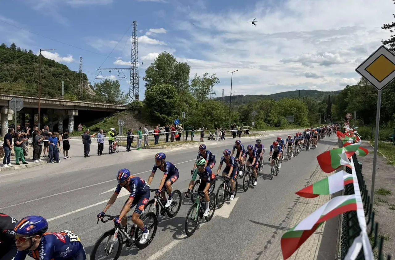 Исторически ден за Белово – градът посрещна Giro d’Italia 2026