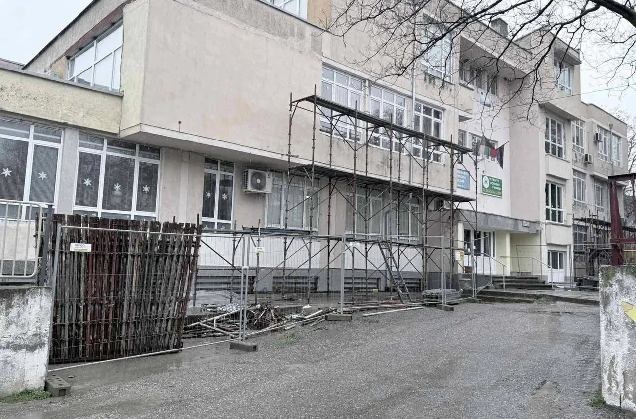 Започна мащабен ремонт и обновяване на две училища в Сандански