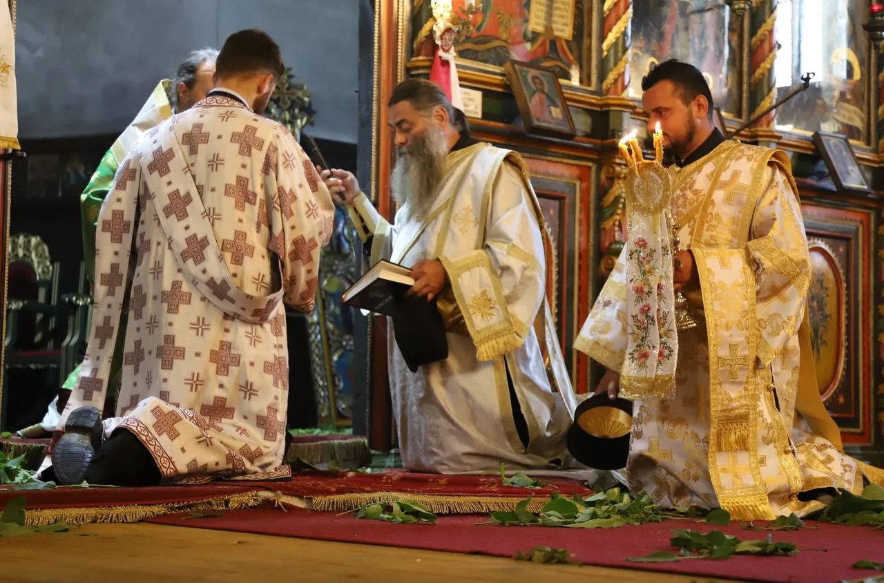 Със света литургия Банско отбеляза храмовия празник на църквата "Света Троица"