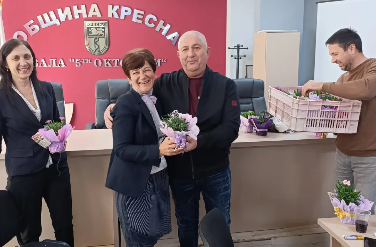Кметът Николай Георгиев поздрави дамите в Кресна за 8 март
