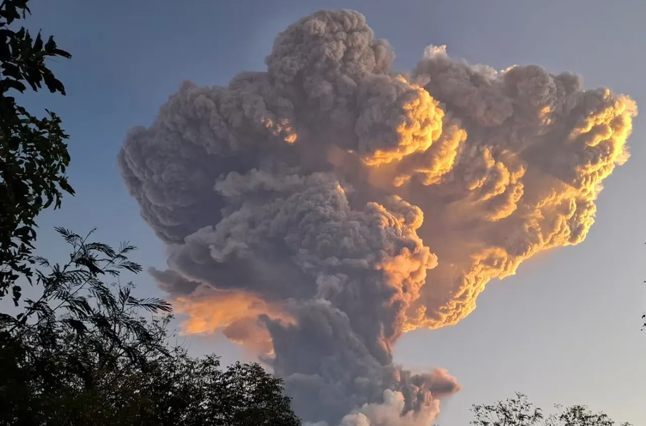 Вулкан вдигна под тревога остров Бали