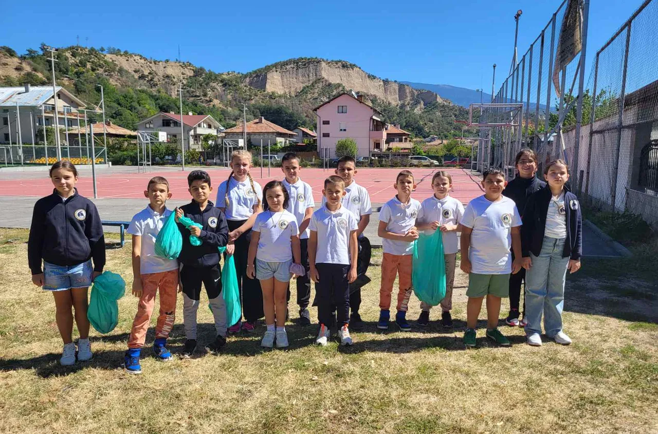 Учениците от Кресна се погрижиха за родното училище