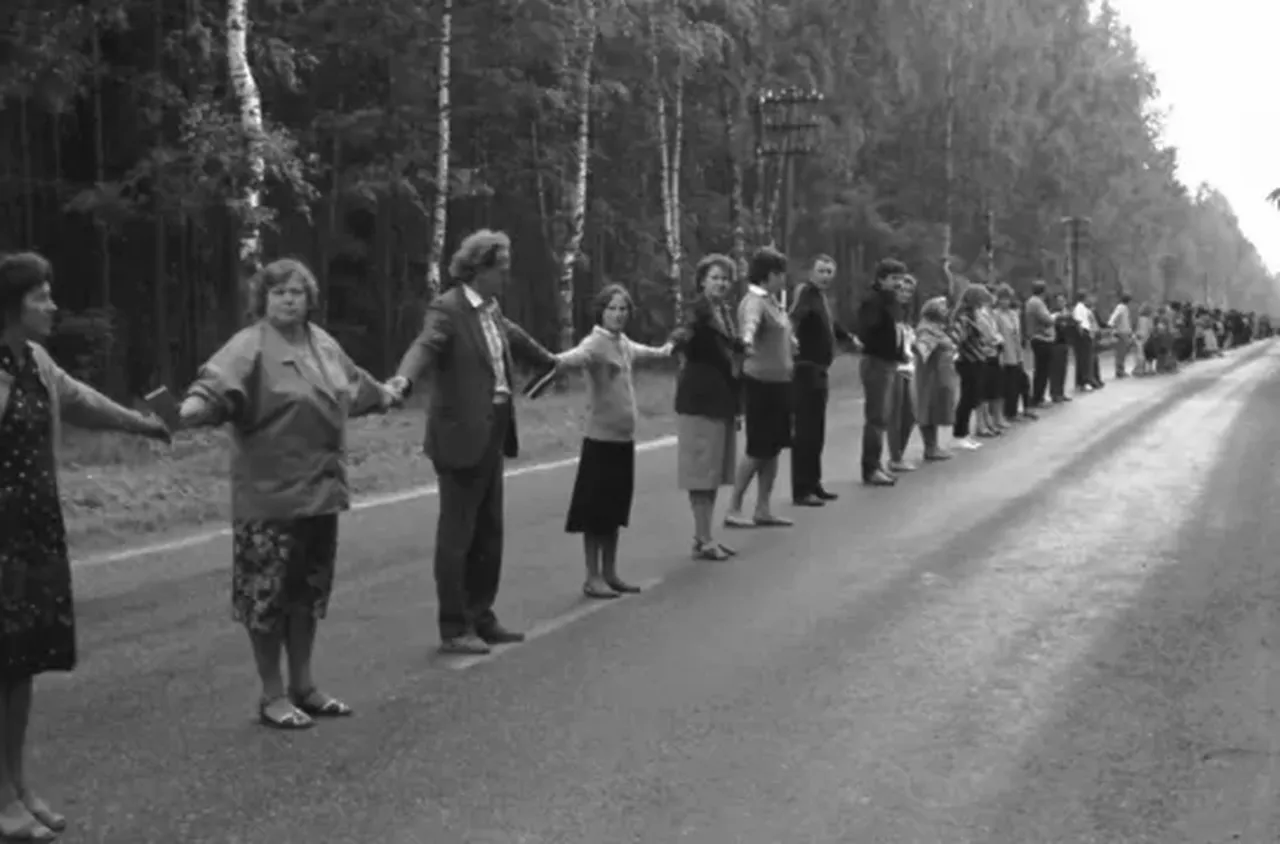 Преди 36 години: Балтийската верига събра два милиона души