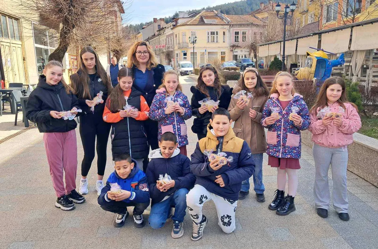 Деца от Якоруда зарадваха жените с жест по повод 8 март