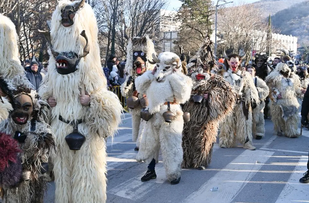 Хиляди излязоха по улиците на Петрич, за да прогонят злите сили