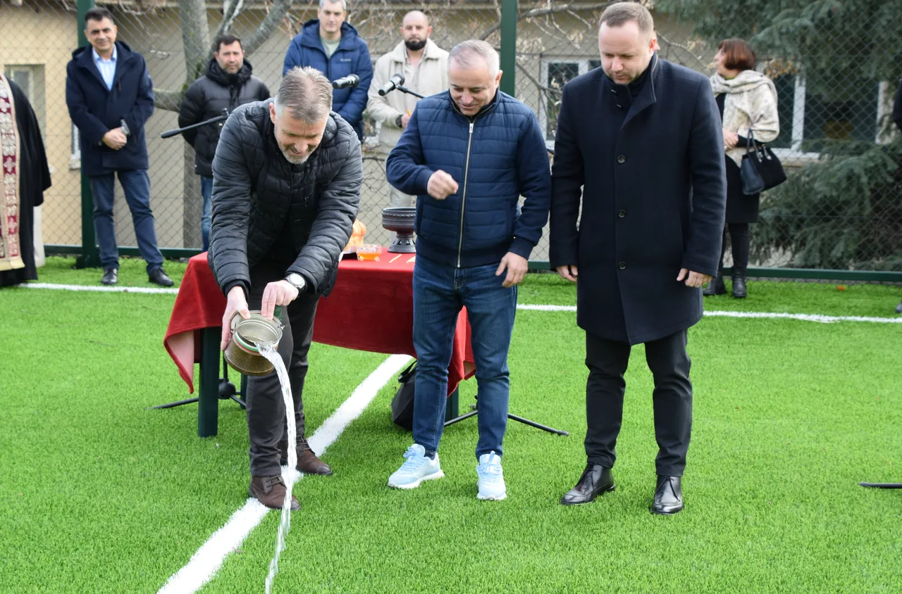 Ново футболно игрище в Спортното училище в Сандански