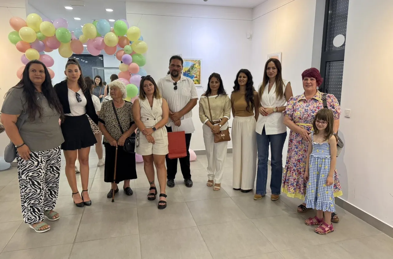 Децата от школата по рисуване в Банско с благотворителна изложба в Дупница