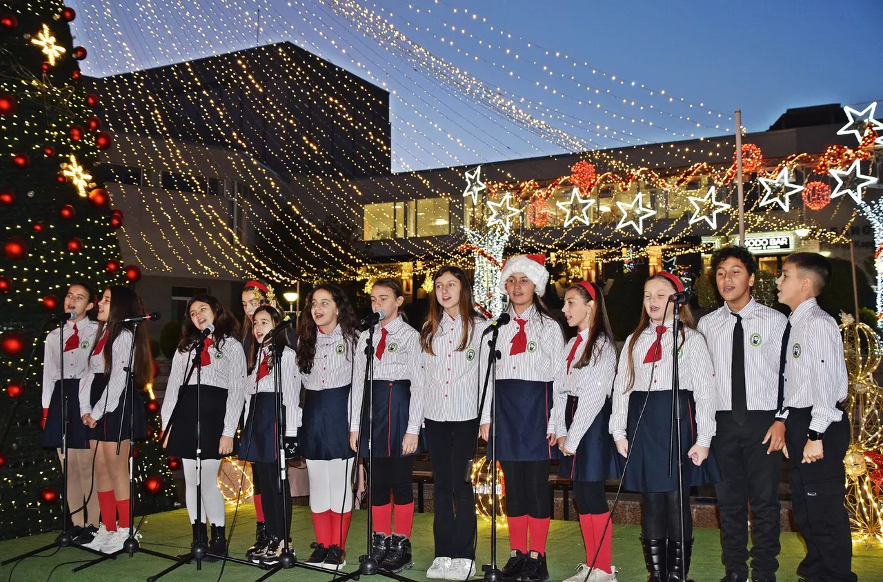 Коледни концерти на III ОУ "Христо Ботев“ и ДГ "Първи юни“ край елхата в Сандански