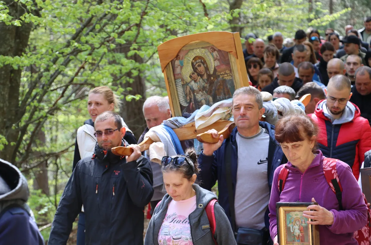 Вярващи се поклониха пред икона на Богородица в Добринище