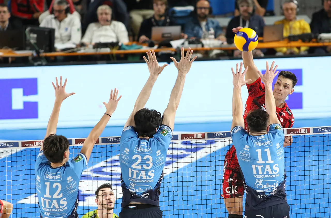 Алекс Николов блести за Лубе срещу шампиона Тренто