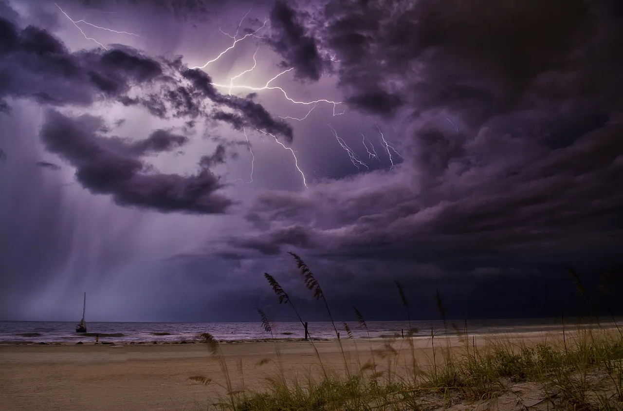 Хиляди домове останаха без електричество от Берт