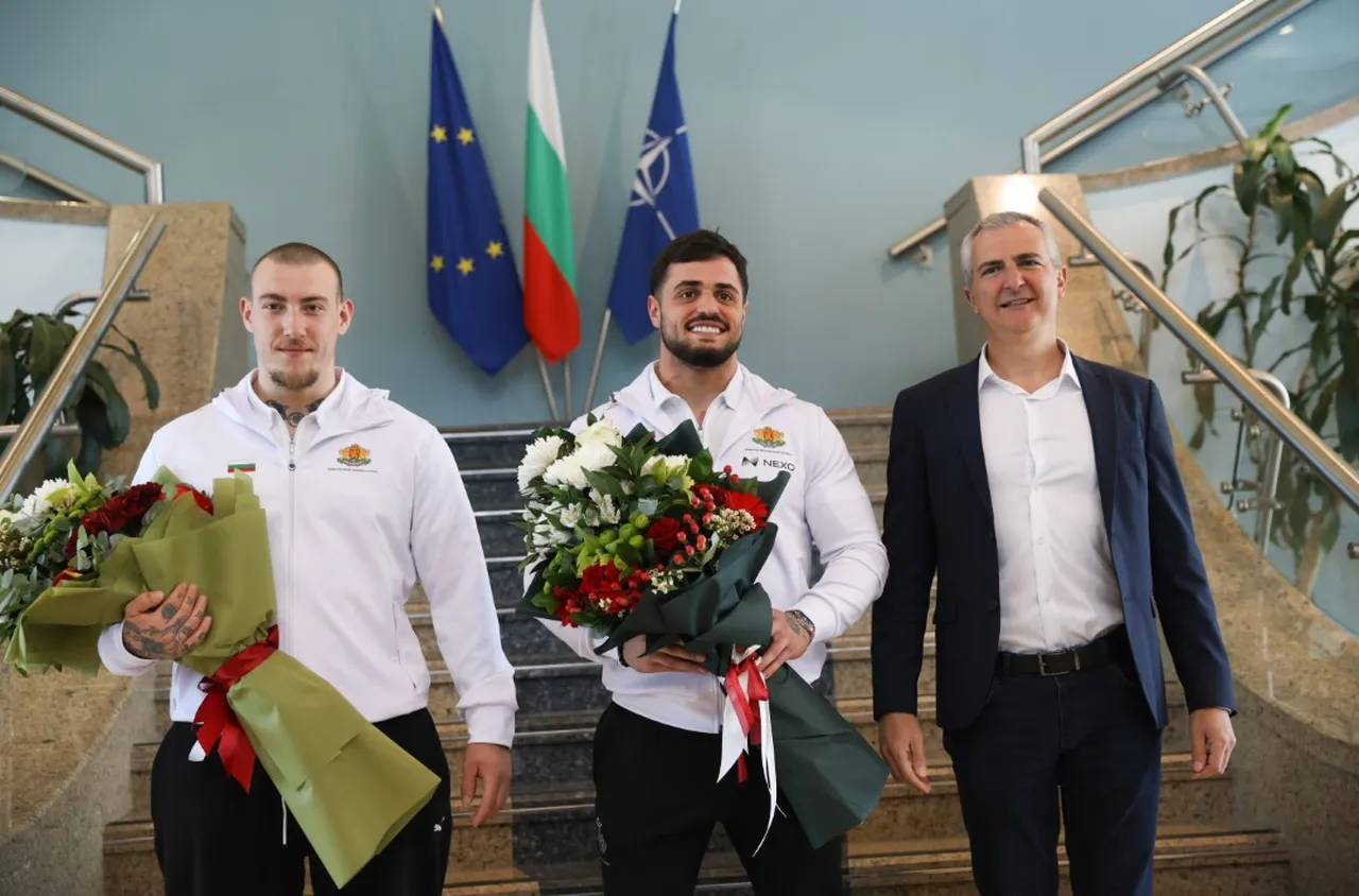 Националите ни по вдигане на тежести се завърнаха в България