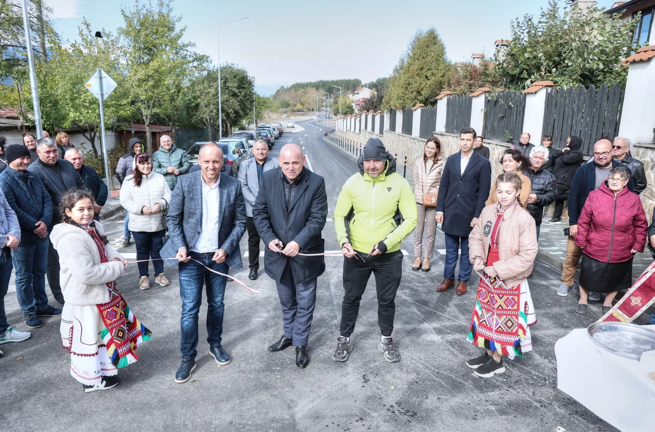 Улиците "Г.С. Раковски" и "Гарата" в Добринище с нов облик