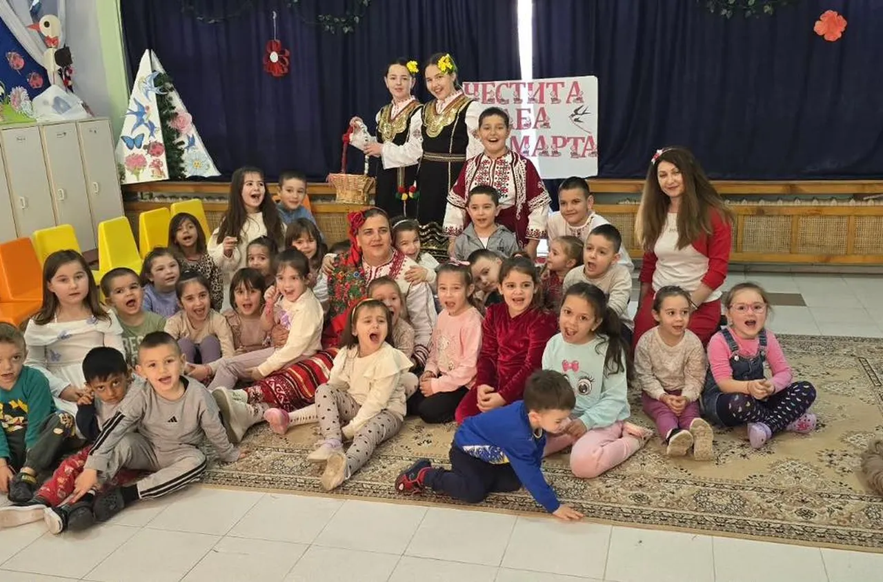 Ученици от Бобов дол зарадваха деца в детска градина за Баба Марта